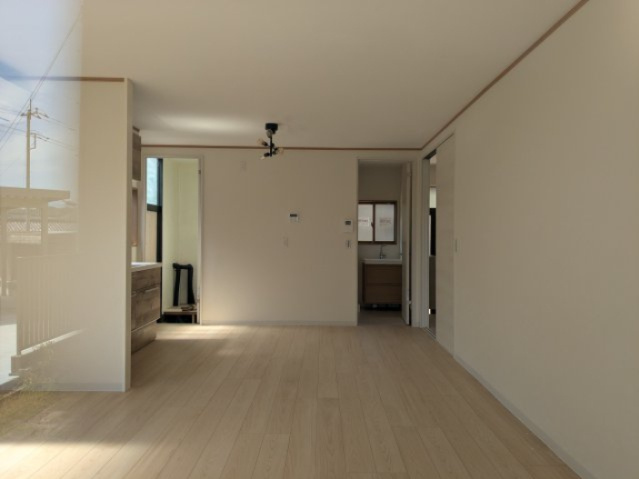 中古戸建　安中市安中4丁目の居間・リビング|明るい色調のリビングからキッチンの様子です。
