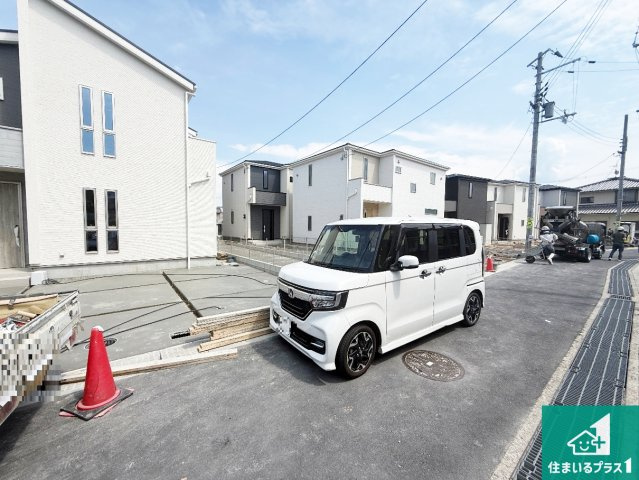 富田林市錦織北　第2期　新築一戸建ての前面道路含む現地写真|周辺は落ち着いた街並みの住宅地！子育てがしやすい住環境です！まだ未完成ですが、現地でしかわからない事もございます。是非一度ご覧ください。