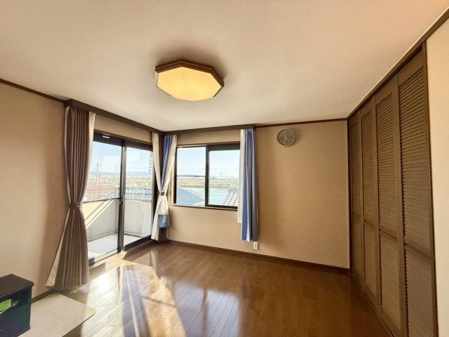 明石市魚住町金ヶ崎の洋室|コーナーに2つの窓があり、パノラマのように見え開放感◎（2026/5/10撮影）