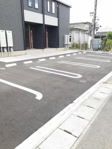ブリーズ　ガーデン　Ⅰの駐車場|車をお持ちの方に嬉しい駐車場付きの物件です