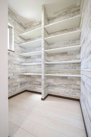【新築】鶴ヶ島市上広谷新築分譲住宅 全1棟のキッチン|キッチン横には便利なパントリーがあります