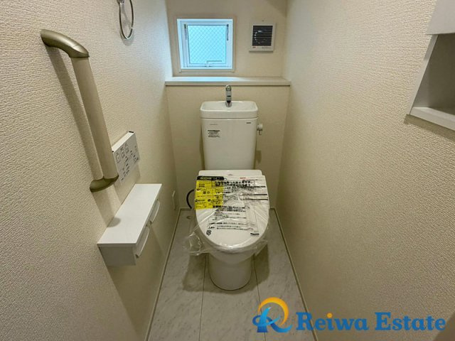 新築戸建　茅ヶ崎市室田3丁目のトイレ|いつでも快適・清潔に保てるシャワートイレ。リモコンは壁付けタイプでお掃除もラクラク♪