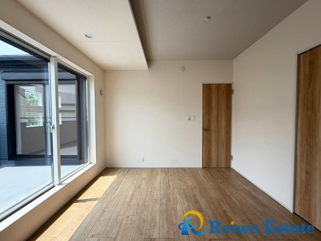 新築戸建　茅ヶ崎市室田3丁目の洋室|収納付きのお部屋は居室空間を隅々まで使えるのが嬉しいですね。