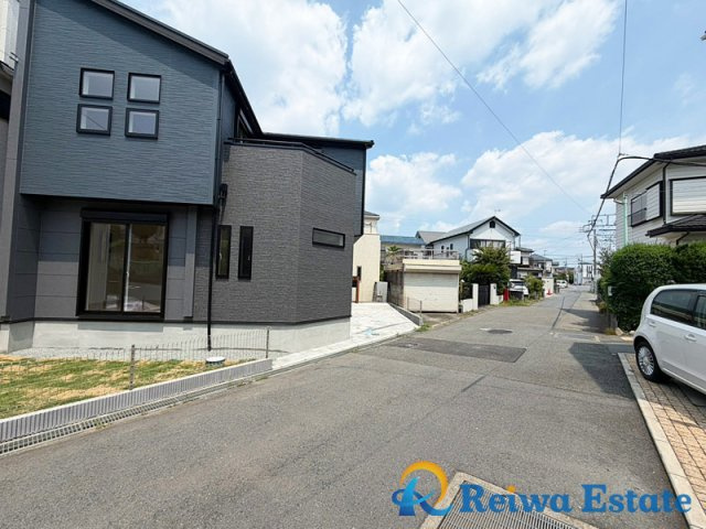 新築戸建　茅ヶ崎市室田3丁目の前面道路含む現地写真|前面道路約5.1ｍで、人や車の出入りがしやすいゆとりがございます。