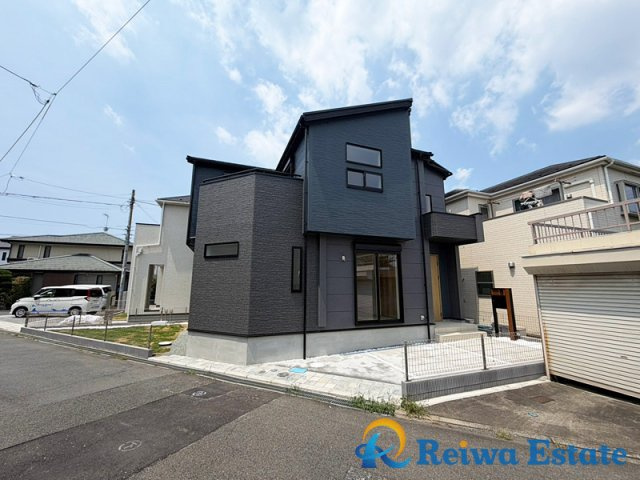 新築戸建　茅ヶ崎市室田3丁目の外観|小学校やスーパーがほど近く生活のしやすいアプローチ、閑静な住宅地に佇む邸宅です♪