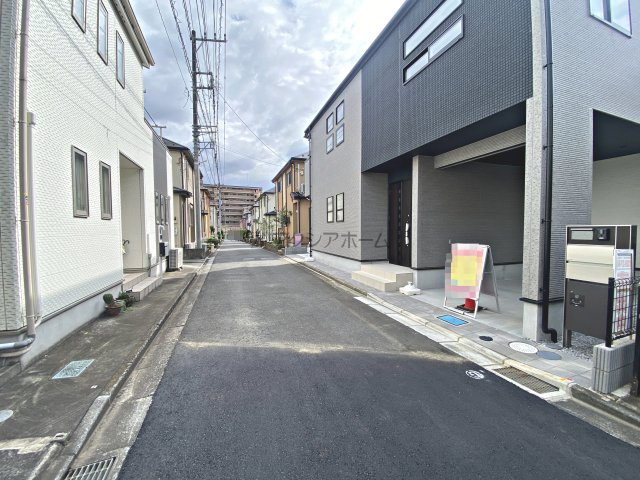 所沢市向陽町・全1棟　新築一戸建　～1部屋増やせる！～の前面道路含む現地写真