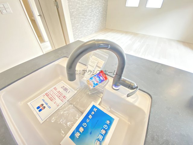 所沢市向陽町・全1棟　新築一戸建　～1部屋増やせる！～のキッチン|タッチレス水栓（センサーに手をかざすだけで水の出し止めができる・衛生的で便利な蛇口です）