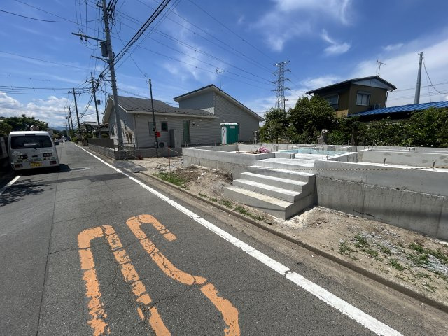新築　高崎市新町第13　クレイドルガーデン　1号棟の前面道路含む現地写真|現地写真　南東側接道幅員約5ｍ
