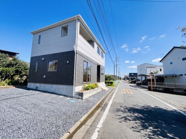 新築　高崎市新町第13　クレイドルガーデン　1号棟の前面道路含む現地写真|現地写真　南東側接道幅員約5ｍ
