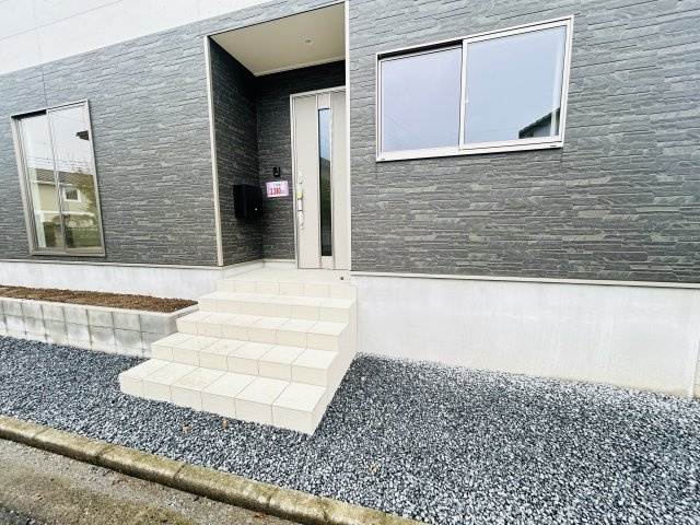 新築　高崎市新町第13　クレイドルガーデン　1号棟の玄関|現地写真　ポストと一体型のTVモニターホンでセキュリティ安心！
