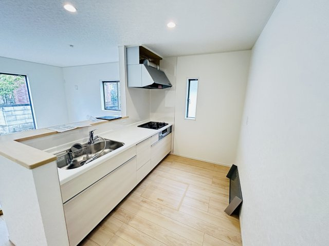 新築　高崎市新町第13　クレイドルガーデン　1号棟のキッチン|現地写真　間口2550ｍｍで作業スペースも広々！換気扇も汚れが付きにくくお掃除がし易い設計です。現地写真　
