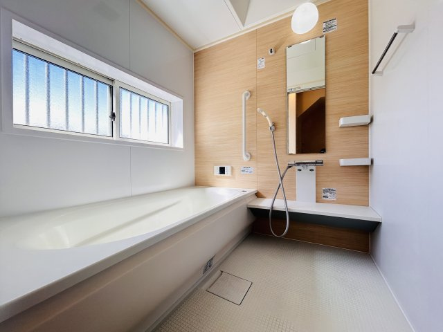 あきる野市上代継　中古住宅☆駅徒歩約10分☆の浴室|追炊給湯付き浴室♪窓もあって明るいです♪