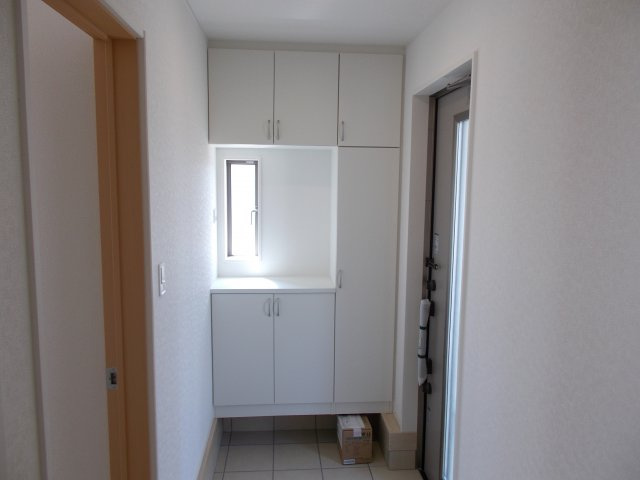 クレイドルガーデン前橋市堀之下町第１　１号棟の玄関|収納もある玄関です