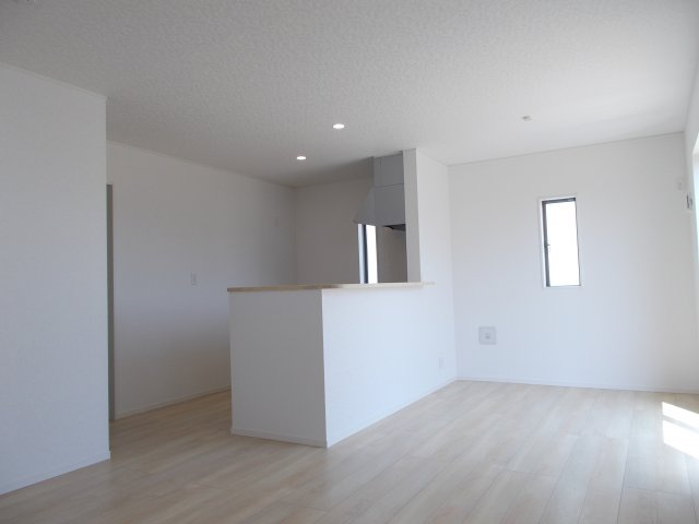 クレイドルガーデン前橋市堀之下町第１　１号棟の居間・リビング|【イメージ画像】ゆったり過ごせる16帖リビングです
人気の対面式キッチンを配した空間はお好みの家具も合わせやすく、家族がくつろぐ快適な空間造りをサポート。窓からは明るい陽光が差し込みます。