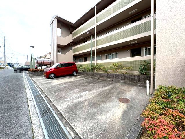 コンフォート津々山台の駐車場