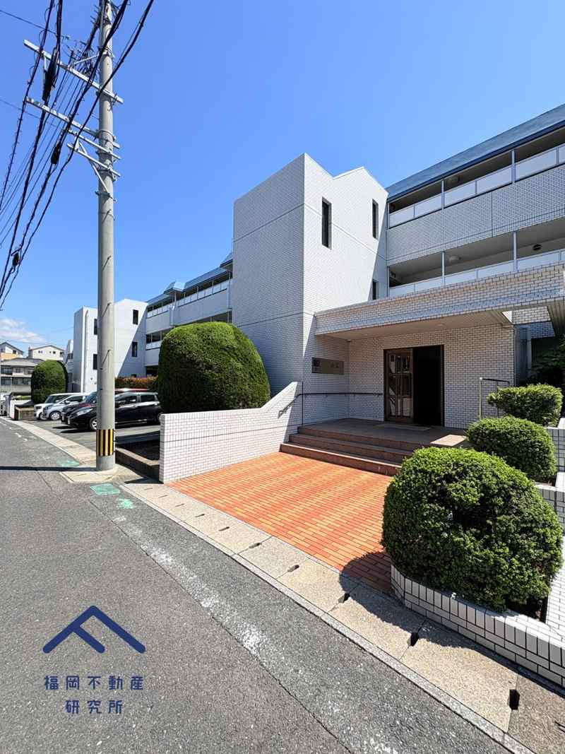 ホワイトパレス香住ケ丘の外観
