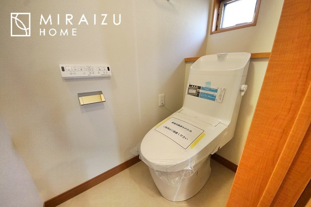 【トイレ】 | 空気の換気と光の明るさに配慮した清潔感のあるトイレ、ご自分の好きなアロマや芳香剤を置いて落ち着く空間を演出、一人になれる空間ですから、リラックスしたいですね。