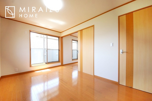 【寝室】 | 広さのある洋室は、ご夫婦様の寝室にぴったりですね。ご主人様の趣味のものや書斎などにも使用できるくらいの広さが嬉しいです。収納もばっちり完備してますのでお荷物が多いご家族様も安心してお暮しいただけます！
