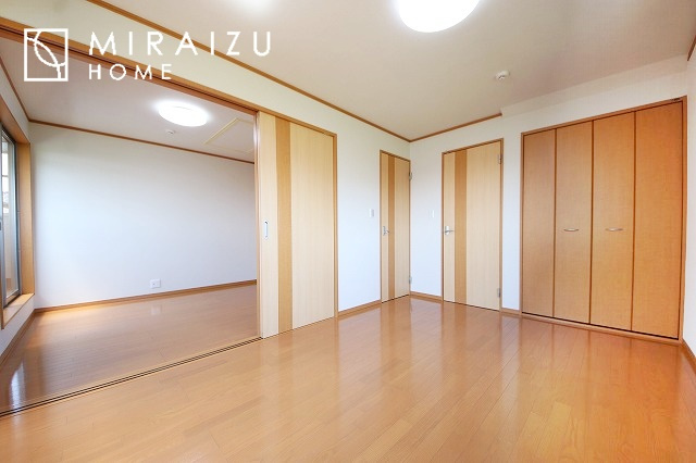 【子供部屋】 | お子様のお部屋にも主寝室にも使えますね。窓が二面についていますので採光もばっちり、空気の入れ替えもOK！自分のお部屋を持ちたいお子様の夢を叶えます！