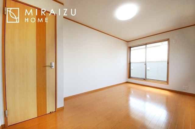 【洋室】 | 心も体も癒されるゆったりと落ち着いた洋室。窓が多いつくりになっています。窓が多いと明るい空間を保ち、室内へ気持ちの良い風も取り込んでくれます。