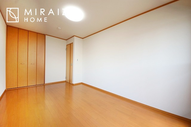 【寝室】 | 収納あり、自然な採光ありの洋室。家族みんなが気持ち良く目覚められる、過ごしやすい主寝室などにもお勧め。もちろん、ペットもご一緒に。
