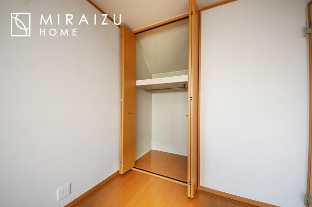 【子供部屋】 | 床のフローリングもオシャレな洋室が嬉しいです。独立性のある住宅ですので、各居室それぞれ、テイストの違うお部屋インテリア造りをしても面白いかもしれませんね！