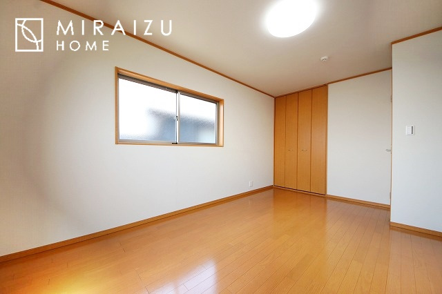 【洋室】 | 小鳥の鳴き声で目覚める朝、爽やかな風が入ります。太陽の陽射しでお洗濯物がカラッと乾き、気持ちの良い洋服とお布団で快適に過ごせます。