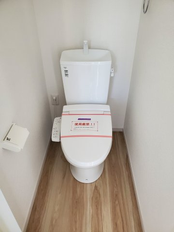 三郷市　新和3丁目　新築戸建　全1棟のトイレ|1・2階にあるので、忙しい朝の時間帯も困りませんね