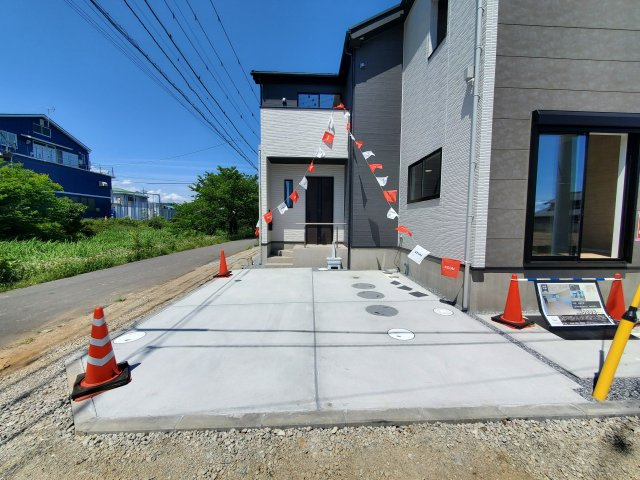 三郷市　新和3丁目　新築戸建　全1棟の駐車場|駐車場があるので、車を買う予定の方も安心です