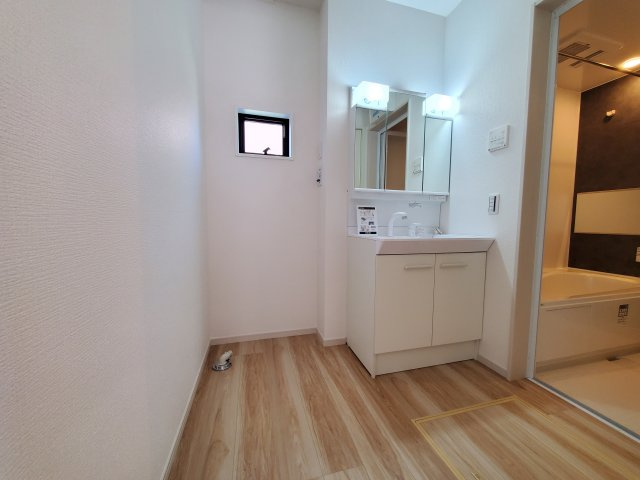 三郷市　新和3丁目　新築戸建　全1棟の洗面所|収納力と機能性を兼ね備えた洗面化粧台です
