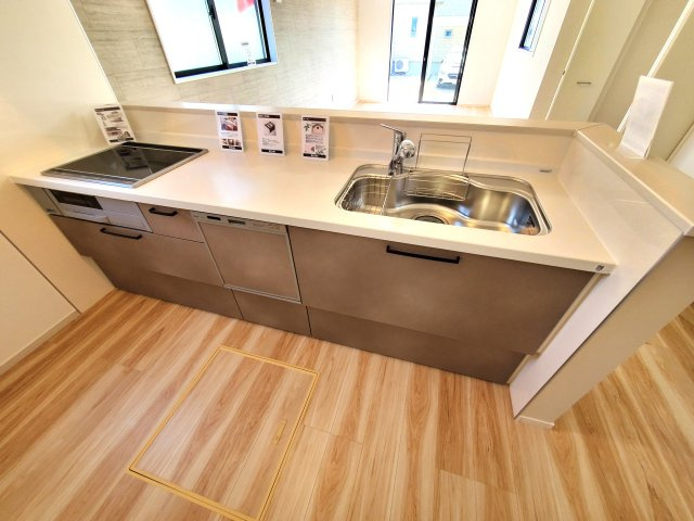 三郷市　新和3丁目　新築戸建　全1棟のキッチン|食器洗浄機が後片付けをサポート！食事後の家族のくつろぎタイムをゆっくりもてます♪