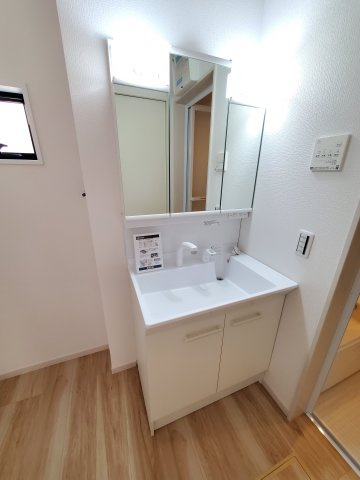 三郷市　新和3丁目　新築戸建　全1棟の洗面所|脱衣スペースを含む空間はゆとりの広さ