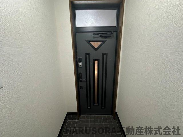 東大阪市川田1丁目　3階建の玄関