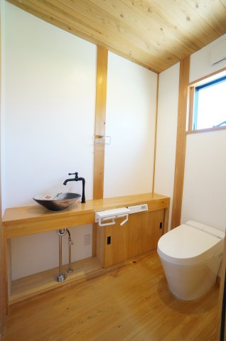 常滑市白山町6丁目　中古戸建の浴室|清潔感あふれる広々とした浴室は、一日の疲れを癒す特別な空間。お子様とのバスタイムもゆったりと楽しめ、家族の笑顔が弾みます。浴室内には、小窓を設置しており清掃時や換気に活用できます。

