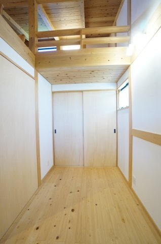 常滑市白山町6丁目　中古戸建の洋室|二階の書斎。大きな収納があり趣味のスペースにぴったりです。ロフトへの吹抜や、窓からの陽光で明るい空間は物事に集中して取り組むことができます♪