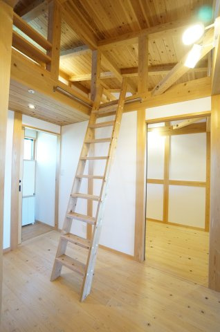 常滑市白山町6丁目　中古戸建の内装|2階の廊下にはロフトへのはしごがあります。書斎、寝室、インナーバルコニー、ウォークインクローゼットへの出入りができます。