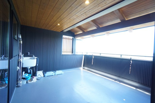 常滑市白山町6丁目　中古戸建の内装|2階の廊下にはロフトへのはしごがあります。書斎、寝室、インナーバルコニー、ウォークインクローゼットへの出入りができます。
