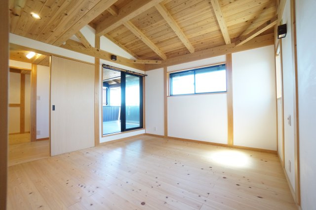 常滑市白山町6丁目　中古戸建の寝室|三面の窓からたっぷりと自然の光と風が入り明るく開放的な空間。広い寝室でゆったり、くつろぎの時間を過ごすことができます。