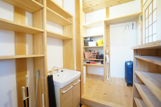 常滑市白山町6丁目　中古戸建の収納|玄関には大型のシューズインクローク。玄関横すぐに手洗い場があるので帰宅時だけなく、日々の掃除や整理整頓のときも快適♪広くスペースが確保されている為、アイテムごとに収納を分けて整理することができます。
