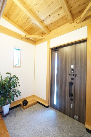 常滑市白山町6丁目　中古戸建の玄関|お客様をお迎えする玄関は落ち着いた雰囲気の広々としたさわやかな玄関。帰り着くたびに洗練された和テイストの空間に迎えられ誇りと喜びを感じる玄関まわりです。
