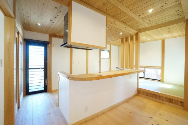 常滑市白山町6丁目　中古戸建の玄関|お客様をお迎えする玄関は落ち着いた雰囲気の広々としたさわやかな玄関。帰り着くたびに洗練された和テイストの空間に迎えられ誇りと喜びを感じる玄関まわりです。
