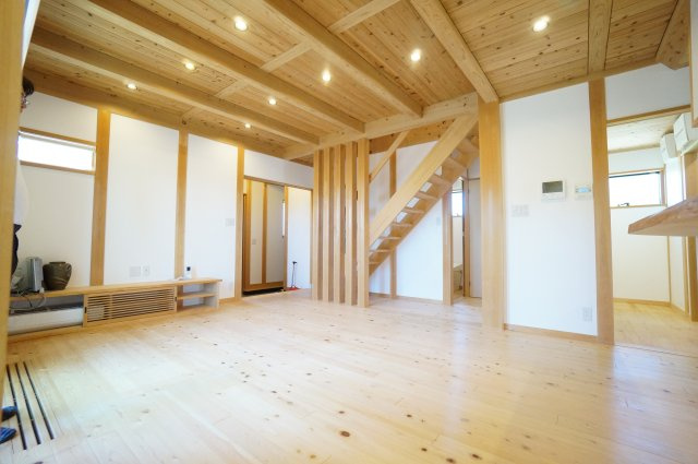 常滑市白山町6丁目　中古戸建のキッチン|機能的なキッチンでダイニングやリビングにいる家族との会話ができ、目も行き届く対面式キッチンで食器洗浄乾燥機付。タカタスタンダードのキッチンを採用しておりホーローでお手入れしやすいのがメリット
