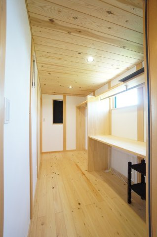 常滑市白山町6丁目　中古戸建の収納|大容量クローゼットで洋服や季節用品をすっきり収納。Wウォークインで収納力をアップし、ライフスタイルに合わせたカスタマイズも可能。使い勝手とデザイン性を兼ね備えた理想のクローゼットで快適な暮らしを。
