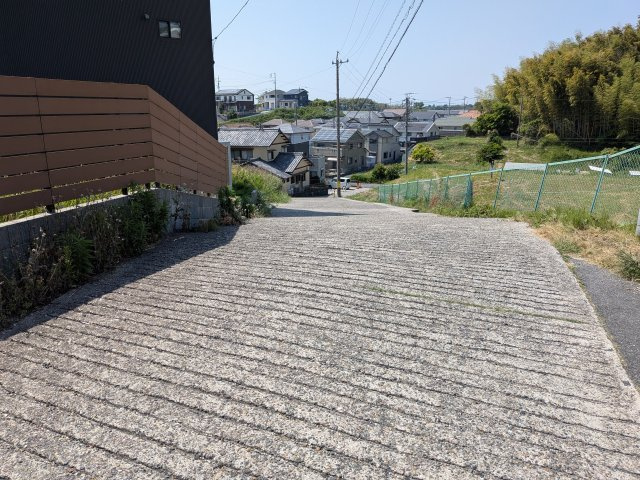 常滑市白山町6丁目　中古戸建の前面道路含む現地写真|前面道路6.1ｍ！！かじま台の住宅街から少し上った場所に位置する静かな環境です！！日当たり良好な南向き。スタイリッシュな外観に広々としたカースペースと趣味部屋。家族の夢が広がる暮らしをご提案します。
