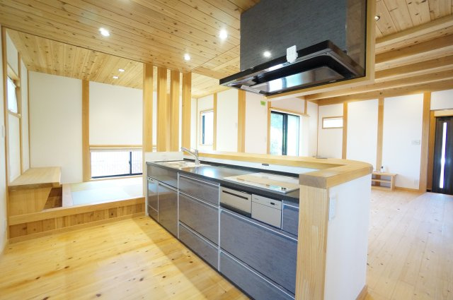 常滑市白山町6丁目　中古戸建のキッチン|スタイリッシュで美しいシステムキッチン。対面式のキッチンからは玄関から2階への階段まで1階全体を見守ることができます。お料理しながら家族との会話を楽しんだり、自然とコミュニケーションが増える間取です。