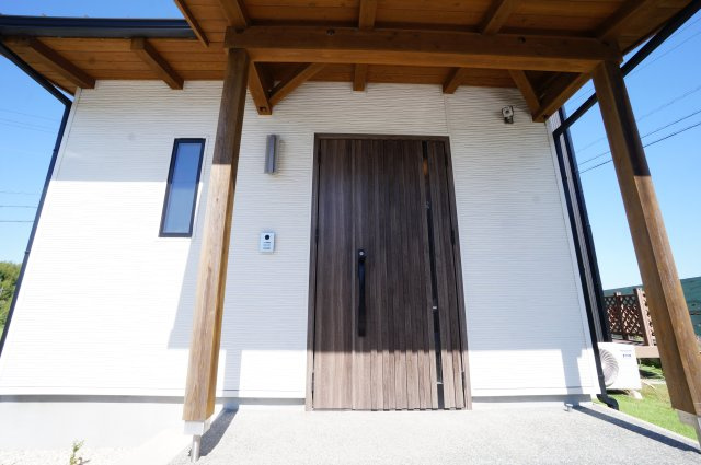 常滑市白山町6丁目　中古戸建の玄関|木目調の扉が温かみのある落ち着いた雰囲気の玄関。扉付近は屋根がしっかりとあるので雨の日の出入りも快適です。
