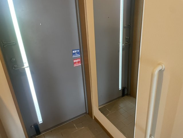 ジークレフ六甲の丘D棟の玄関|収納もある玄関です