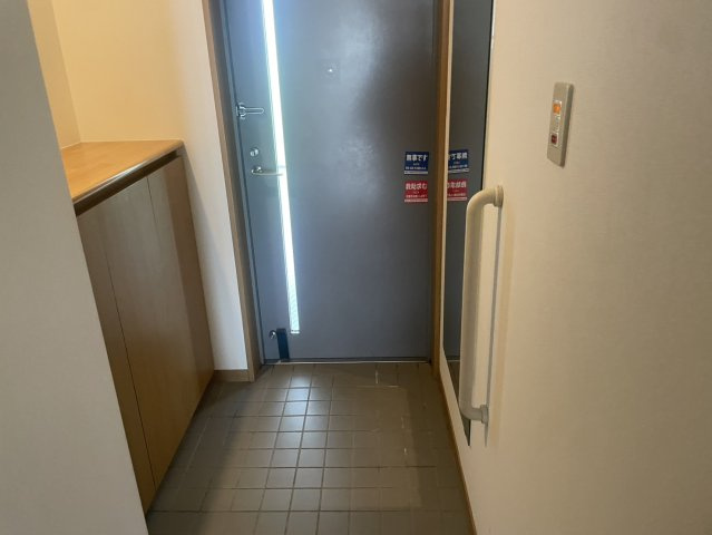 ジークレフ六甲の丘D棟の玄関|収納もある玄関です