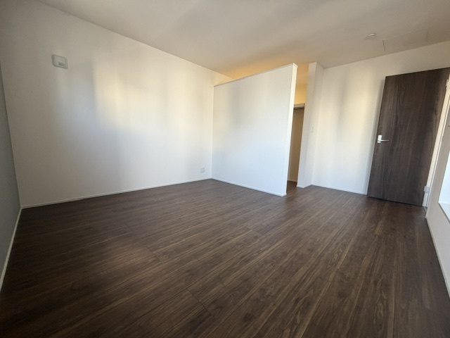 盛岡市南仙北3丁目の洋室|木本来の色味を生かした温もりあるフローリングです。