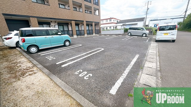 エンプレイス三ツ井の駐車場